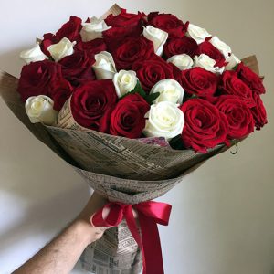 51 червона та біла троянда у Франківську фото