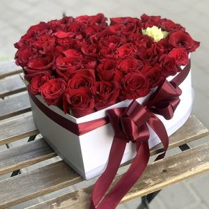 червоні рози в коробці серцем фото