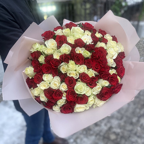 фото букета 101 червона та біла троянда